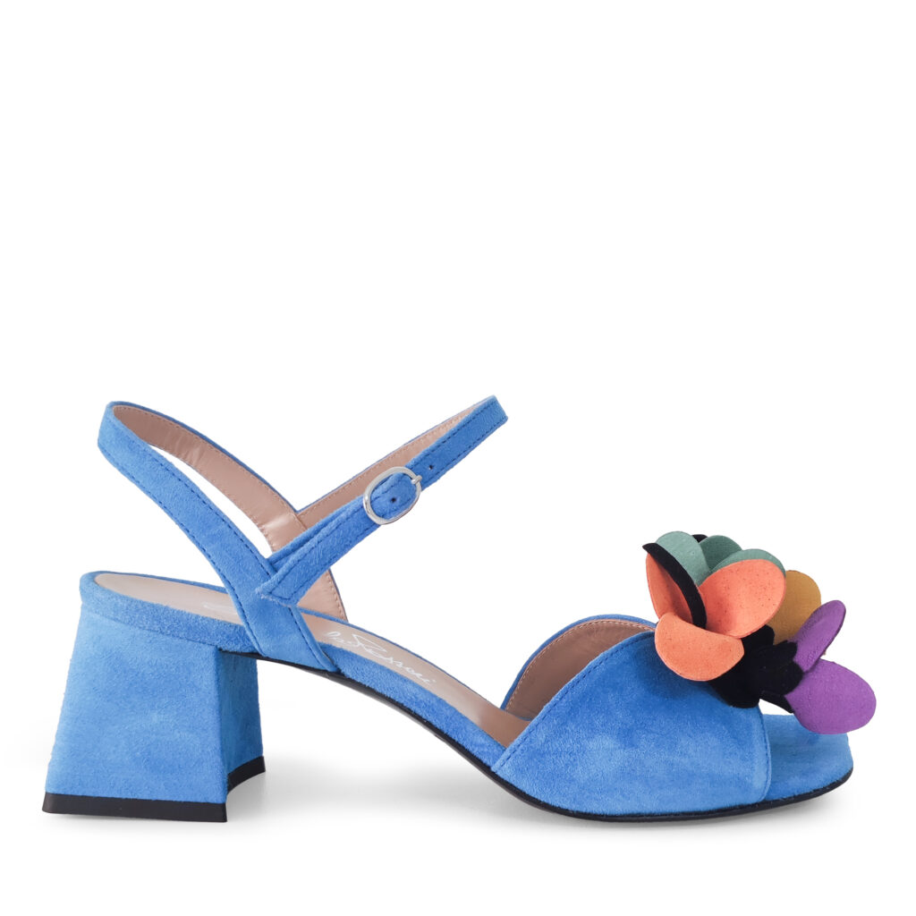 sandalo-donna-fiori-colorato-camoscio-nocciola-cuoio-emanuela-passeri-myshoes-tacco-basso-spring-summer-2023-primavera-estate-shoes-heels-fiori-fiocchi-blu-bluette-celeste-azzurro